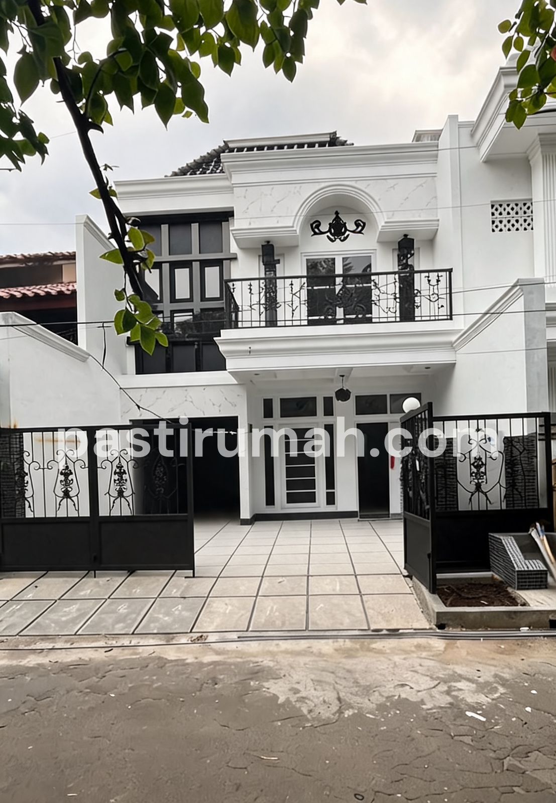 Rumah baru design klasik dekat Mall Cinere