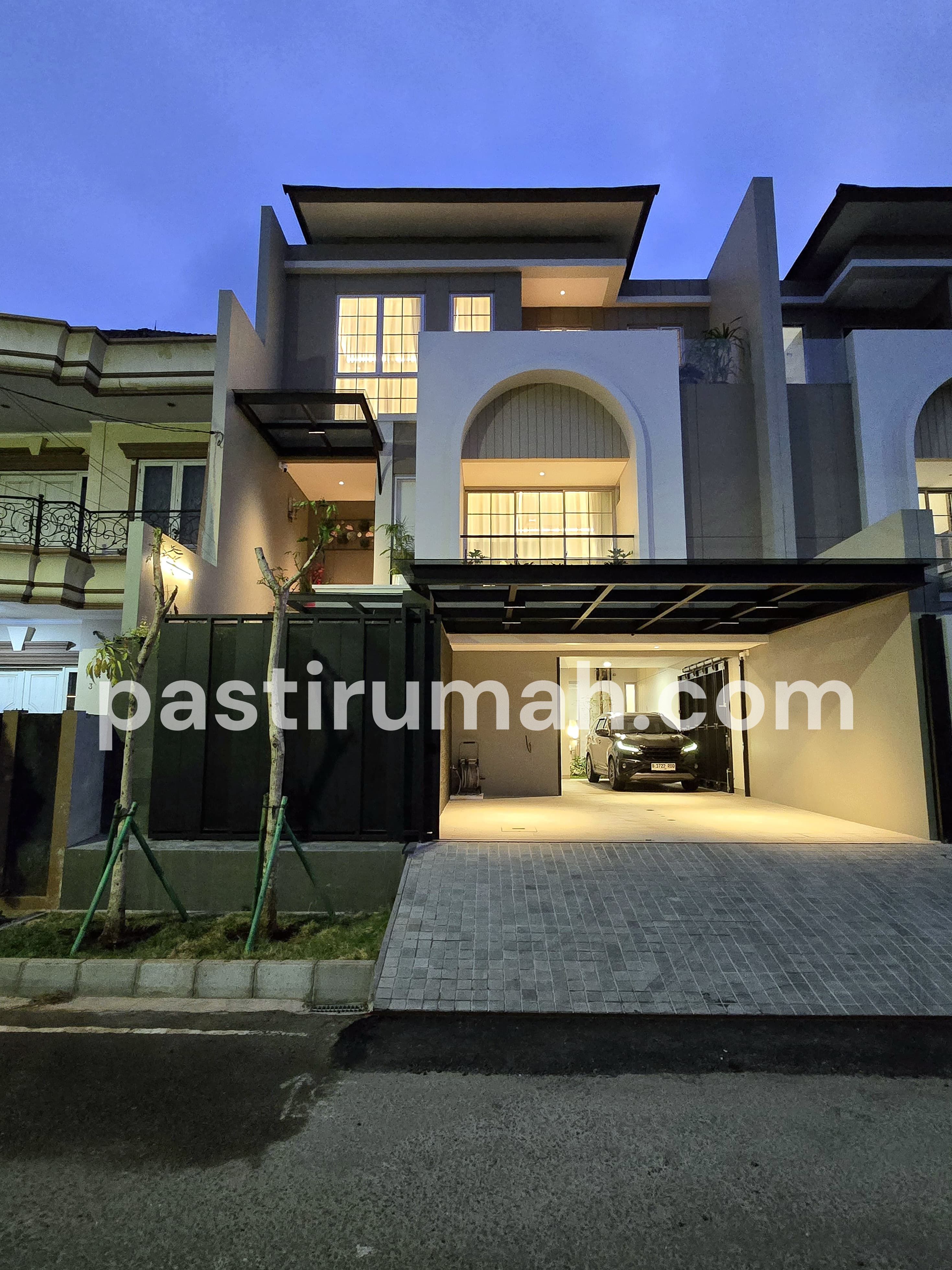 Rumah American Classic dalam komplek Billymoon Pondok Kelapa