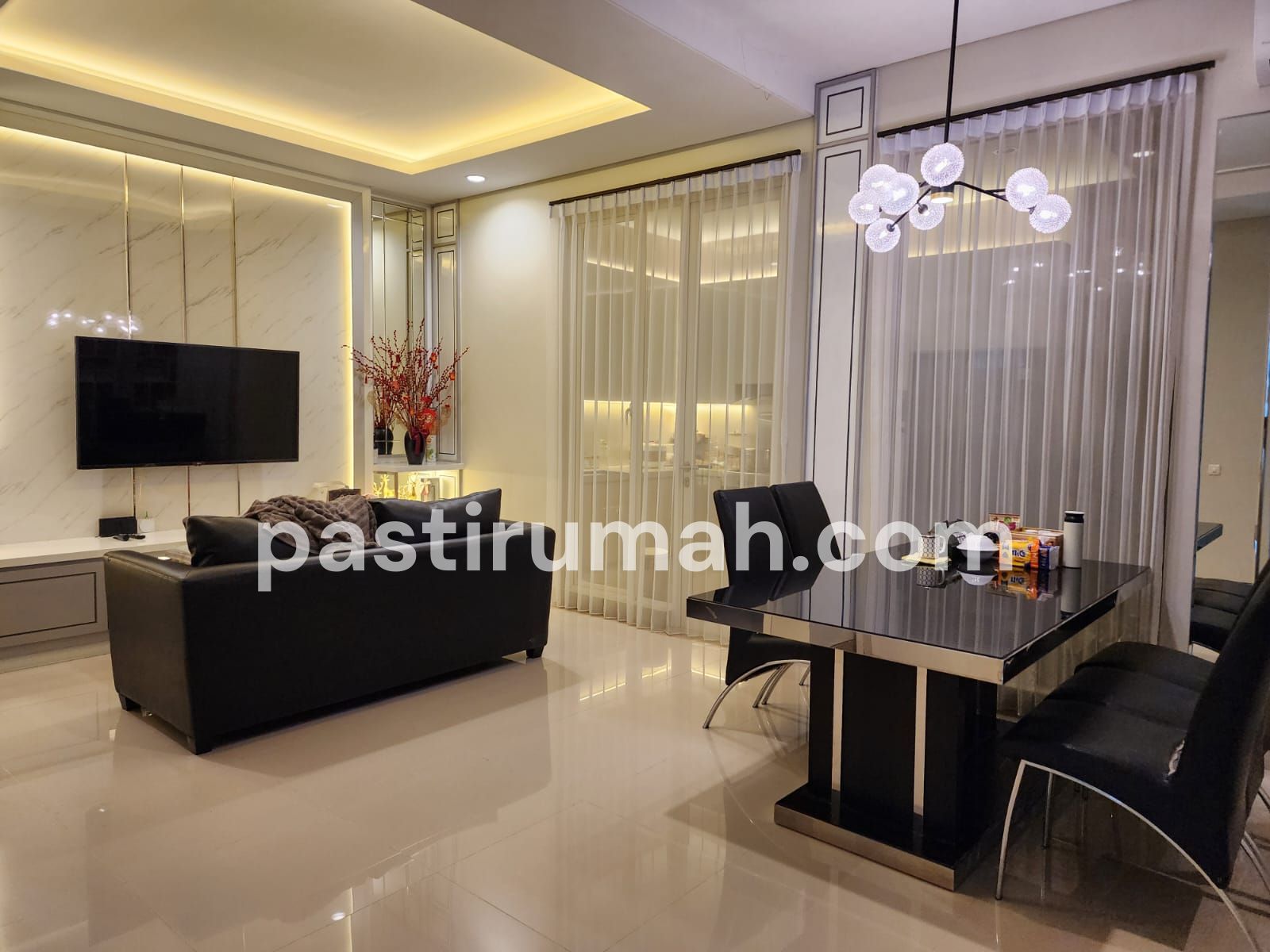 Rumah minimalis terawat Citraland The Greenlake Surabaya barat