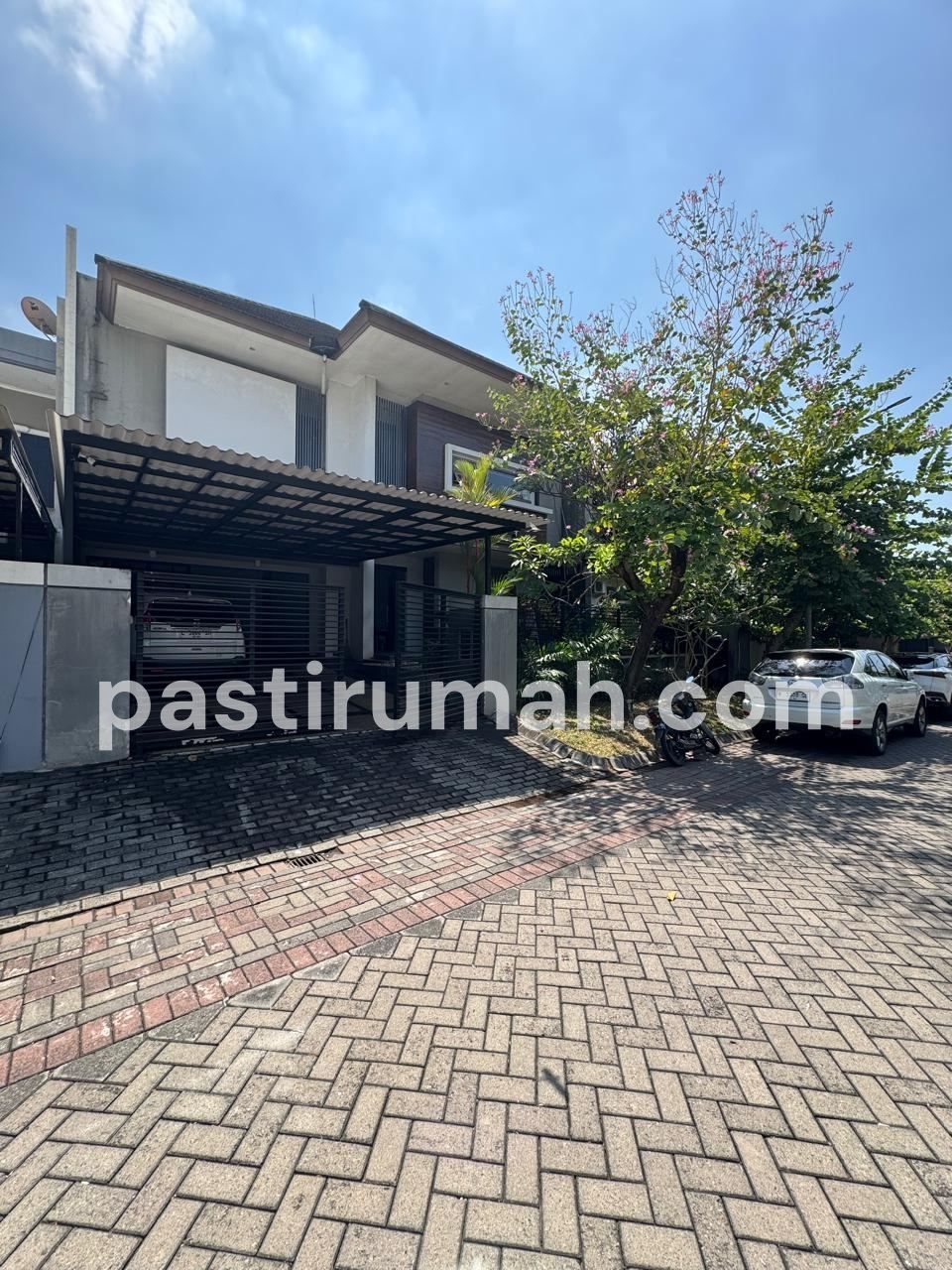 Rumah Graha Family  Surabaya Barat dekat Pakuwon Mall semi furnished