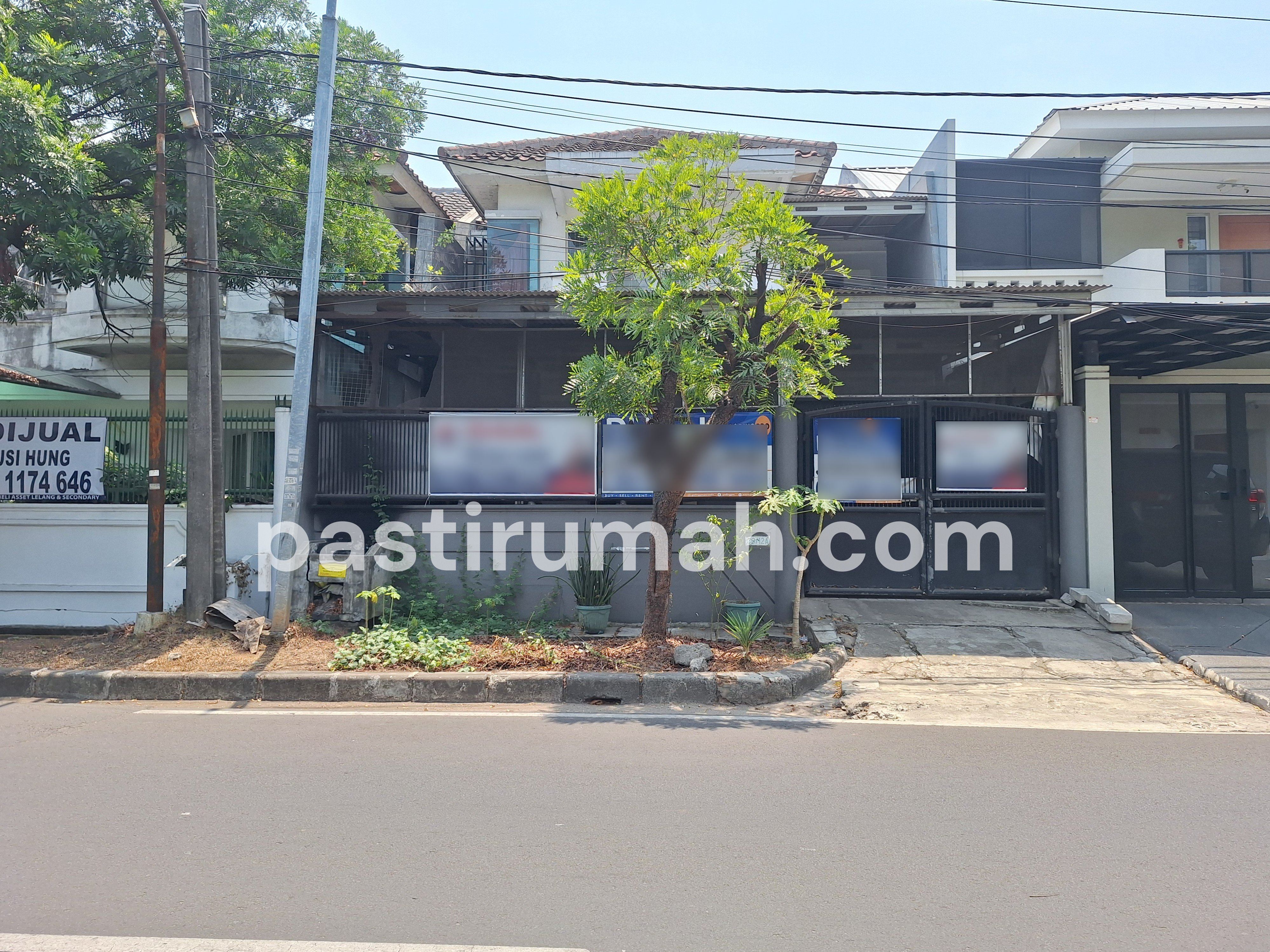Rumah 2 Lantai Luas Tanah 186 m² Di  Taman Semanan Indah