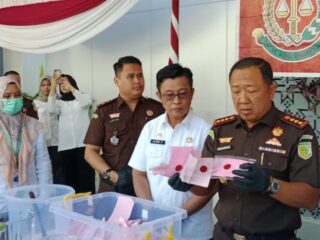 Kejari Palembang Musnahkan Ribuan botol Minuman Keras