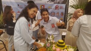 Momen Pemotongan Tumpeng Pada Agenda Launching Relawan TKN Golf Muda.