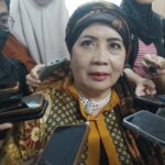 Penulis Buku Berjudul PADMI, Halimah Munawir Tatkala Diwawancara Awak Media.