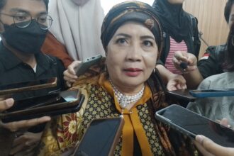 Penulis Buku Berjudul PADMI, Halimah Munawir Tatkala Diwawancara Awak Media.