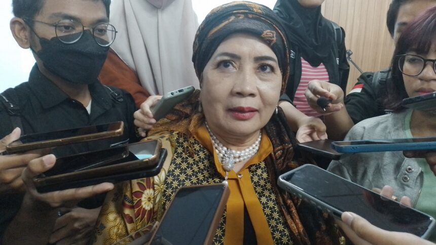 Penulis Buku Berjudul PADMI, Halimah Munawir Tatkala Diwawancara Awak Media.