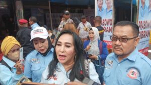 Ibu Neneng, Ketua Umun Barisa Relawan Berkarya, Tatkala Memberikan Keterangan Pers Terkait Konsolidasi Ormas Dukung Prabowo-Gibran.