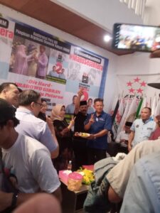 Situasi Potong Tumpeng Di PosKomNas Prabowo-Gibran, Bersama dr. Ali Matsun Atmo dan Mertua Kaesang Untuk Mengajak Memenangkan Prabowo-Gibran Pada Pilpres 2024.