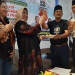 Situasi Potong Tumpeng Di PosKomNas Prabowo-Gibran, Bersama dr. Ali Matsun Atmo dan Mertua Kaesang Untuk Mengajak Memenangkan Prabowo-Gibran Pada Pilpres 2024.