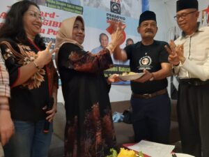 Situasi Potong Tumpeng Di PosKomNas Prabowo-Gibran, Bersama dr. Ali Matsun Atmo dan Mertua Kaesang Untuk Mengajak Memenangkan Prabowo-Gibran Pada Pilpres 2024.