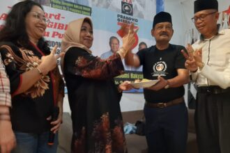 Situasi Potong Tumpeng Di PosKomNas Prabowo-Gibran, Bersama dr. Ali Matsun Atmo dan Mertua Kaesang Untuk Mengajak Memenangkan Prabowo-Gibran Pada Pilpres 2024.