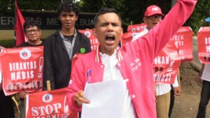 Aznil Tan Bersama Alumni Dan Civitas Akademika Yakni Mahasiswa UMB Meruya Saat Membacakan Dan Mendeklarasikan Petisi Meruya.