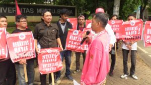 Aznil Tan Bersama Alumni Dan Civitas Akademika Yakni Mahasiswa UMB Meruya Saat Membacakan Dan Mendeklarasikan Petisi Meruya.