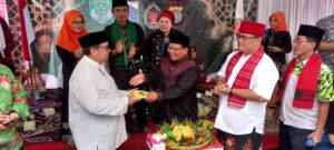 Eki Pitung Bersama Keluarga Besar Bamus Betawi Beserta Tokoh Dan Undangan Yang Menghadiri Tasyakuran Dan Munggahan Kantor Sekretariat Bamus Betawi (7 Maret 2024).