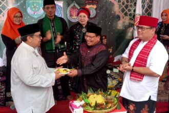 Eki Pitung Bersama Keluarga Besar Bamus Betawi Beserta Tokoh Dan Undangan Yang Menghadiri Tasyakuran Dan Munggahan Kantor Sekretariat Bamus Betawi (7 Maret 2024).