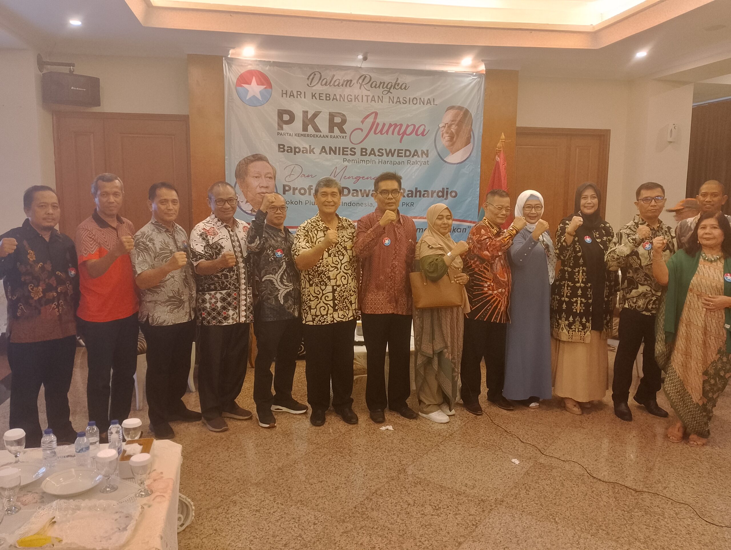 Para Hadirin, Pembicara, Tokoh dan Para Pengurus DPP PKR Saat Agenda PKR Jumpa Anies Baswedan di Kawasan Karet Tengsin, Jakarta Pusat.
