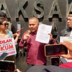 Keterangan Pers Dari Kamaruddin Simanjuntak Pada Agenda Yang Bersamaan Dengan Demo Depan Kejati DKI Jakarta, Mendesak Pembebasan Dan Penahanan Atas Ike Farida, Yang Terjadi pada 26 Juli 2024. Agenda Demo Dan Aksi Damai Berlangsung Pada 30 Juli 2024.