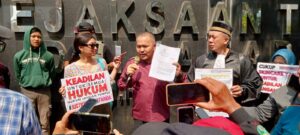 Keterangan Pers Dari Kamaruddin Simanjuntak Pada Agenda Yang Bersamaan Dengan Demo Depan Kejati DKI Jakarta, Mendesak Pembebasan Dan Penahanan Atas Ike Farida, Yang Terjadi pada 26 Juli 2024. Agenda Demo Dan Aksi Damai Berlangsung Pada 30 Juli 2024.