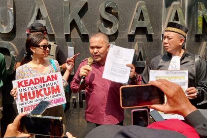 Keterangan Pers Dari Kamaruddin Simanjuntak Pada Agenda Yang Bersamaan Dengan Demo Depan Kejati DKI Jakarta, Mendesak Pembebasan Dan Penahanan Atas Ike Farida, Yang Terjadi pada 26 Juli 2024. Agenda Demo Dan Aksi Damai Berlangsung Pada 30 Juli 2024.