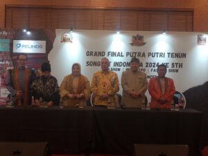 Ibu Prof. Anna Mariana (tengah 3 dari kiri) Tatkala Melakukan Konferensi Pers Bersama Beberapa Organisasi Dan Pencinta Seni Tenun Songket Pada Agenda Grand Final Putra Putri Songket Indonesia 2024.