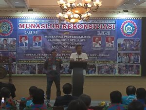 Sekjen FSPTI Sabam Manalu Memberikan Kata Sambutan Dan Penjelasan Pada Kondisi Munaslub Rekonsiliasi FSPTI-KSPSI, Yang Diadakan Di Sebuah Hotel di Jakarta Pusat Pada Selasa, 19 November 2024.