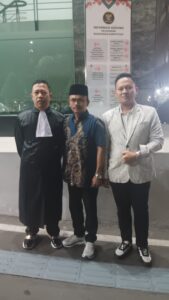 Edi Iswadi, Kades Dari Salah Satu Wilayah di Kebumen, berfoto Bersama Azzam Prasojo, S.H dan Aksin, S.H, M.H Seusai Sidang di Mahkamah Konstitusi Pada Kamis, 2 Januari 2025.