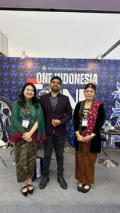 Ibu Desy Tako, COO PT. Tako Koprasi Indonesia Menerima Kunjungan Dari Negara Lain Yang Turut Berkunjung Ke Stand PT. Tako Koporasi Indonesia Pada Transport & Logistic Southeast Asia 2025 Pada 29-31 Oktober 2025 Bertempat Di Sands Expo & Convention Centre Singapore.