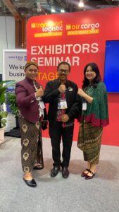 Ibu Desy Tako, COO PT. Tako Koprasi Indonesia Menerima Kunjungan Pratomo Setyohadi Ketika Berkunjung Ke Stand PT. Tako Koporasi Indonesia Pada Transport & Logistic Southeast Asia 2025 Pada 29-31 Oktober 2025 Bertempat Di Sands Expo & Convention Centre Singapore.