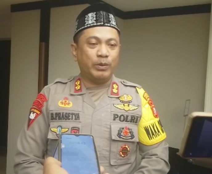 Foto: AKBP Budi Prasetya saat diwawancarai awak media, ist
