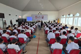 Anggota Dewan Perwakilan Daerah (DPD) RI/Majelis Permusyawaratan Rakyat (MPR) RI, Agita Nurfianti, S.Psi, melaksanakan kegiatan Sosialisasi Empat Pilar MPR RI bersama murid-murid SMKN 8 Bandung pada Kamis, 11 Desember 2025. Kegiatan ini diikuti oleh siswa kelas X, XI, dan XII, serta dihadiri jajaran pimpinan sekolah dan tenaga pendidik.