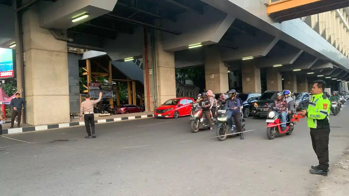 Breaking-News-Mobil-Fortuner-Tabrak-2-Motor-dan-Angkot-di-Sudirman-Palembang-1-Orang-Tewas