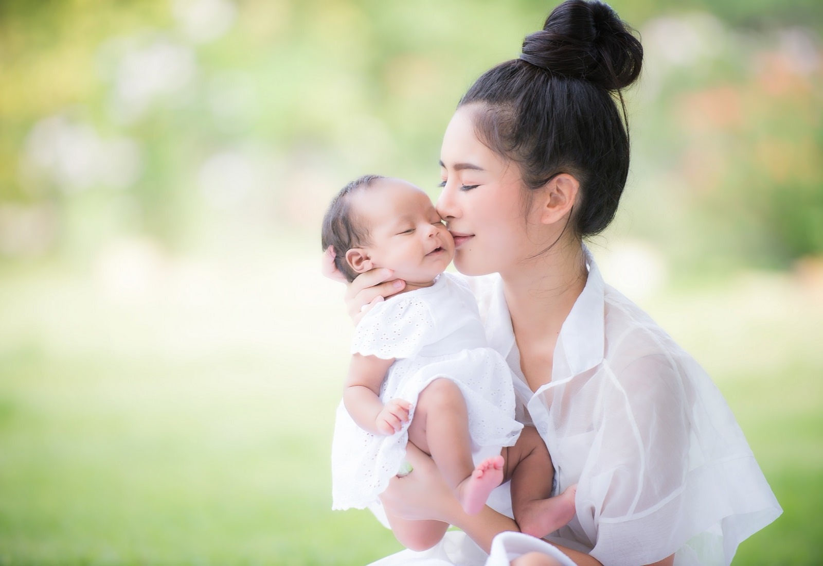 Cara dan Teknik Menggendong Bayi Baru Lahir dengan Benar