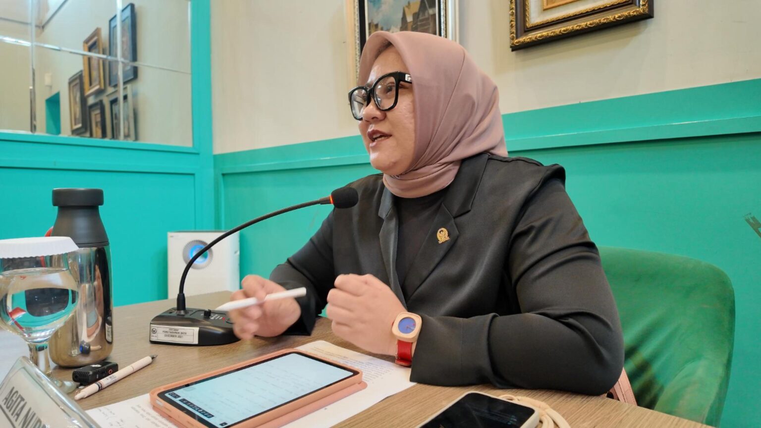 Rapat Pengawasan yang dipimpin oleh Agita Nurfianti, Anggota DPD RI dari Komite III Jawa Barat, membahas pelaksanaan Undang-Undang Nomor 7 Tahun 2023 tentang Kesehatan dan implementasi Program Makan Bergizi Gratis (MBG). Diskusi melibatkan Dinas Kesehatan Provinsi Jawa Barat, Dinas Kesehatan Kabupaten Bandung Barat, Dinas Pendidikan Kota Bandung, dan BBPOM Bandung.