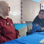 Pertemuan di SD Negeri Bojong Koneng 03 menghadirkan Agita Nurfianti (DPD RI Jawa Barat), orang tua murid, sekolah, dan Puskesmas Cijayanti. Diskusi membahas program Obat Cacing, evaluasi Makanan Bergizi Gratis (MBG), serta aspirasi fasilitas seperti ruang UKS, air bersih, dan ruang kelas baru. Agita menegaskan bahwa seluruh aspirasi sudah disampaikan ke kementerian dengan target realisasi anggaran 2026, sejalan dengan komitmen DPD RI dalam peningkatan gizi, kesehatan, dan pendidikan anak di Jawa Barat.