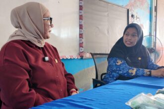 Pertemuan di SD Negeri Bojong Koneng 03 menghadirkan Agita Nurfianti (DPD RI Jawa Barat), orang tua murid, sekolah, dan Puskesmas Cijayanti. Diskusi membahas program Obat Cacing, evaluasi Makanan Bergizi Gratis (MBG), serta aspirasi fasilitas seperti ruang UKS, air bersih, dan ruang kelas baru. Agita menegaskan bahwa seluruh aspirasi sudah disampaikan ke kementerian dengan target realisasi anggaran 2026, sejalan dengan komitmen DPD RI dalam peningkatan gizi, kesehatan, dan pendidikan anak di Jawa Barat.