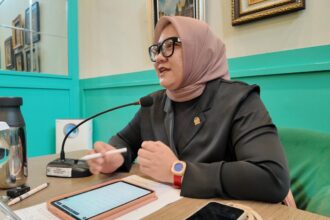 Rapat Pengawasan yang dipimpin oleh Agita Nurfianti, Anggota DPD RI dari Komite III Jawa Barat, membahas pelaksanaan Undang-Undang Nomor 7 Tahun 2023 tentang Kesehatan dan implementasi Program Makan Bergizi Gratis (MBG). Diskusi melibatkan Dinas Kesehatan Provinsi Jawa Barat, Dinas Kesehatan Kabupaten Bandung Barat, Dinas Pendidikan Kota Bandung, dan BBPOM Bandung.