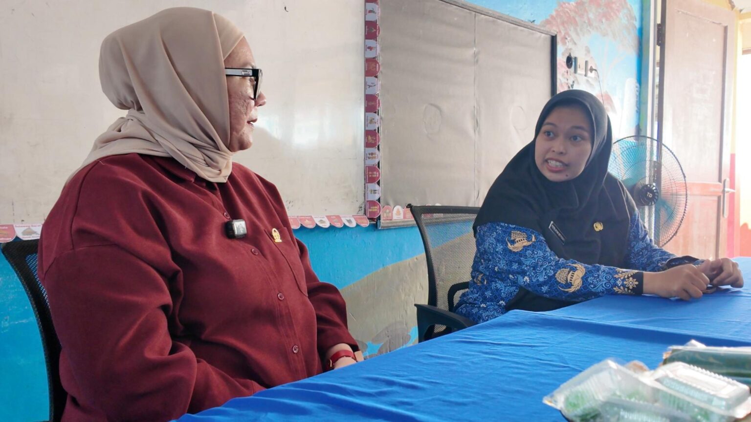 Pertemuan di SD Negeri Bojong Koneng 03 menghadirkan Agita Nurfianti (DPD RI Jawa Barat), orang tua murid, sekolah, dan Puskesmas Cijayanti. Diskusi membahas program Obat Cacing, evaluasi Makanan Bergizi Gratis (MBG), serta aspirasi fasilitas seperti ruang UKS, air bersih, dan ruang kelas baru. Agita menegaskan bahwa seluruh aspirasi sudah disampaikan ke kementerian dengan target realisasi anggaran 2026, sejalan dengan komitmen DPD RI dalam peningkatan gizi, kesehatan, dan pendidikan anak di Jawa Barat.