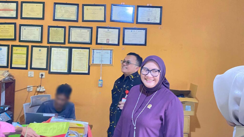 JAKARTA (7/10) – Anggota Komite III Dewan Perwakilan Daerah (DPD) Republik Indonesia (RI) Daerah Pemilihan Jawa Barat (Jabar) Agita Nurfianti melakukan kunjungan ke Yayasan Grapiks, Kabupaten Bandung, Selasa (7/10). Dalam kunjungan tersebut, Agita menyerahkan secara simbolis bantuan dari Kementerian Sosial (Kemensos), terdiri dari bantuan kebutuhan dasar sebanyak 39 paket dan bantuan kewirausahaan untuk dua pelaku wirausaha, sebagai bentuk dukungan terhadap program rehabilitasi sosial bagi korban penyalahgunaan Narkotika, Psikotropika dan Zat Adiktif lainnya (NAPZA). Pemberian bantuan ini dilakukan secara serentak di berbagai daerah di Indonesia dalam kurun waktu tertentu. Kegiatan ini dihadiri oleh Direktur Rehabilitasi Sosial Korban Bencana dan Kedaruratan Kemensos Rachmat Koesnadi beserta jajaran Kemensos, Pimpinan Yayasan Grapiks Kartono beserta jajaran pengurus yayasan, Ismi Munigar dari Pokja Rehabilitasi NAPZA, serta perwakilan 17 orang penerima manfaat. Acara dibuka oleh Ismi Munigar dan dilanjutkan dengan pemaparan dari Rachmat Koesnadi. Dalam paparannya, Rachmat menyampaikan, upaya rehabilitasi korban NAPZA menghadapi tantangan besar. Dari sekitar 33.000 korban, baru sekitar 1 persen yang dapat ditangani oleh pemerintah karena keterbatasan sumber daya dan kapasitas lembaga. Ia menekankan pentingnya dukungan berkelanjutan dari berbagai pihak agar para korban dapat kembali menjalani kehidupan yang lebih baik dan produktif. Sementara itu, Kartono menyampaikan Yayasan Grapiks yang dipimpinnya telah memiliki standar SNI dan bekerja sama dengan Badan Narkotika Nasional (BNN). Ia mengungkapkan beberapa kendala yang dihadapi, antara lain kekurangan sumber daya manusia (SDM), karena banyak tenaga internal yang kini menjadi Pegawai Pemerintah dengan Perjajian Kerja (P3K) konselor adiksi NAPZA di lingkungan BNN. Selain itu, yayasan juga menghadapi keterbatasan anggaran dan berharap dapat menghidupkan kembali layanan rawat inap. Kartono melanjutkan, Yayasan Grapiks memiliki cabang di Bulak Kapal, Bekasi, yang fokus menangani wanita penjaja seks (WPS). Yayasan ini juga menjalin hubungan baik dengan lembaga sejenis seperti Yayasan Sekar Mawar di Lembang, Kabupaten Bandung Barat. Dalam kesempatan tersebut, Agita Nurfianti menyampaikan apresiasi terhadap upaya Yayasan Grapiks yang terus konsisten mendampingi para korban NAPZA.