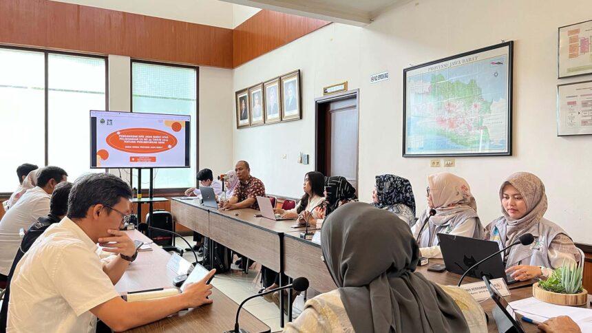 Pertemuan pengawasan implementasi UU No. 35 Tahun 2014 tentang Perlindungan Anak dipimpin oleh Anggota DPD RI Jawa Barat, Agita Nurfianti, bersama BP3AKB, UPTD PPA, dan Dinas Sosial.