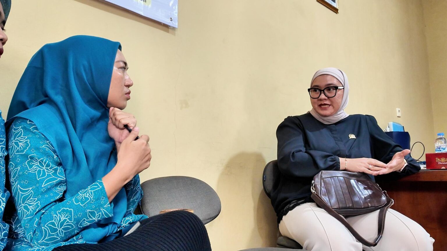 Kunjungan lapangan di wilayah Pasirluyu menjadi ruang dialog penting antara warga dan Ibu Agita Nurfianti, Anggota DPD RI Perwakilan Jawa Barat, yang hadir untuk menyerap aspirasi langsung terkait pelayanan kesehatan dasar, penguatan Posyandu, hingga isu sosial remaja. Pertemuan ini dihadiri oleh unsur PKK, RT, dan RW dengan fokus pada perbaikan fasilitas, peningkatan dana PMT, insentif kader, serta penanganan masalah lingkungan dan sosial.