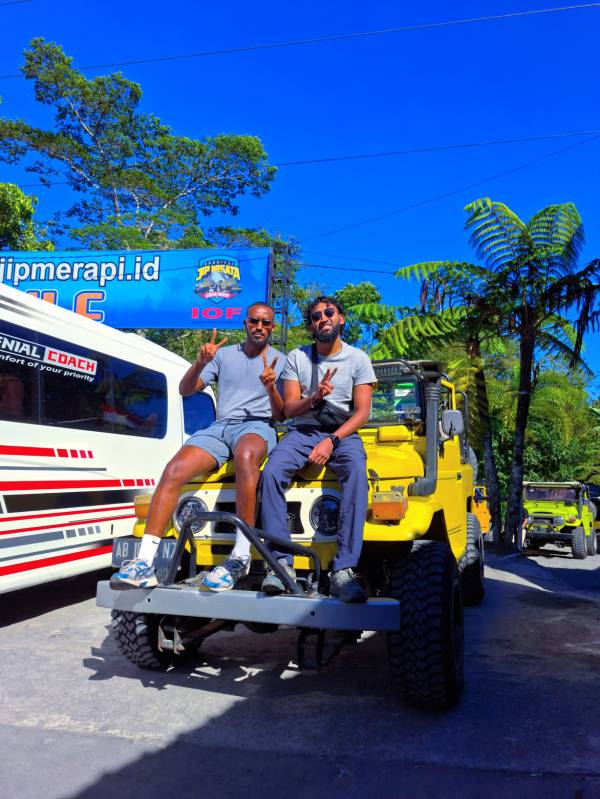 Day Tour Merapi Jeep Sunrise & Borobudur Guided Climb-up