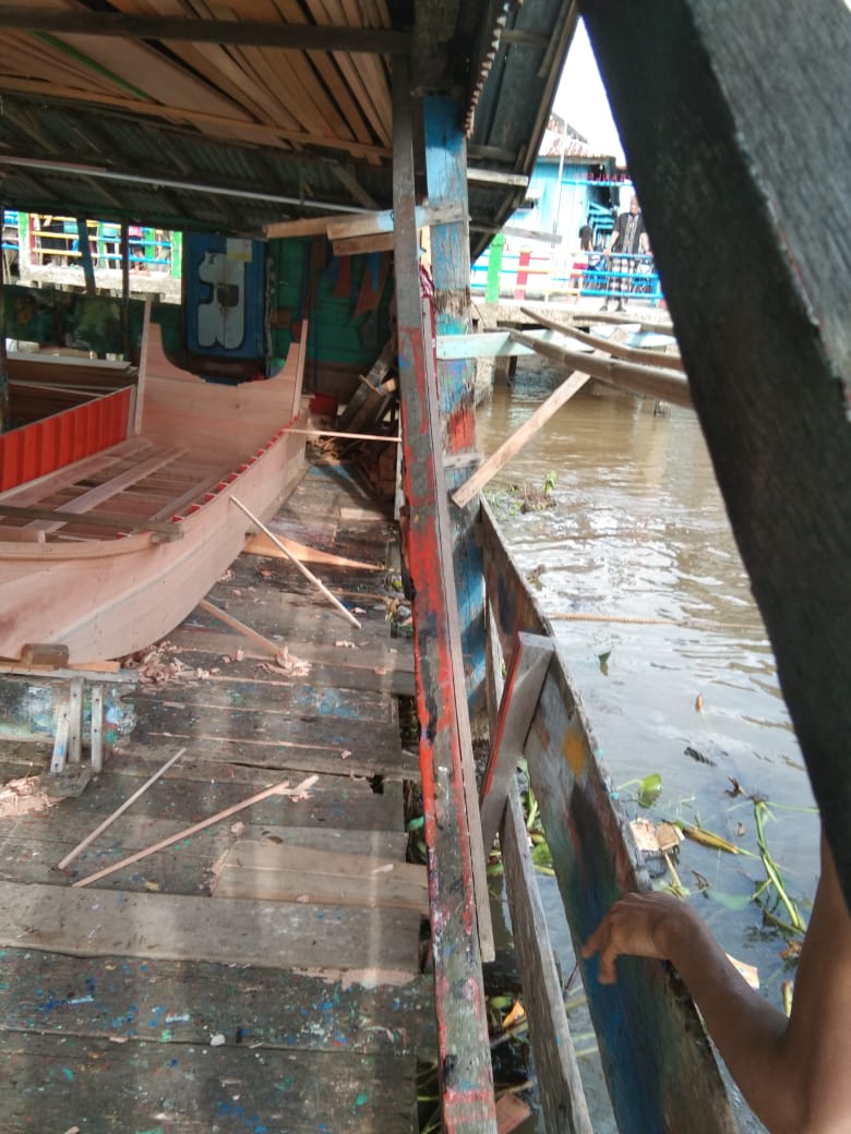 Kapal Bawa Pelajar Palembang Menabrak Rumah di Pinggiran Sungai Musi