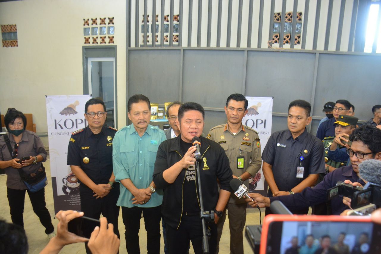 Sedih Indonesia Batal Jadi Tuan Rumah,  Herman Deru Kenakan Jaket Hitam Berlogo Piala Dunia