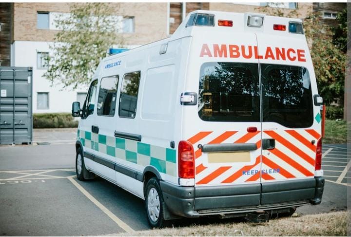 Heboh! Ambulans Terguling di Jalan Lintas Palembang