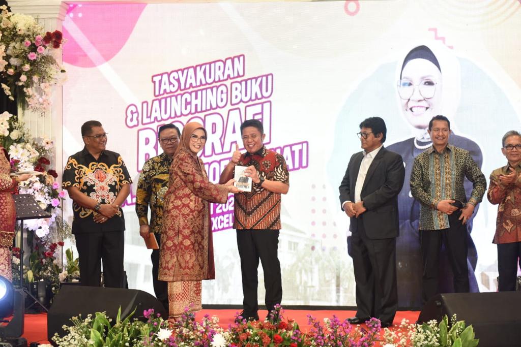 Herman Deru Harapkan Buku “Singa Betina Parlemen Palembang Independen” Jadi Inspirasi Bagi Para Wanita Sumsel