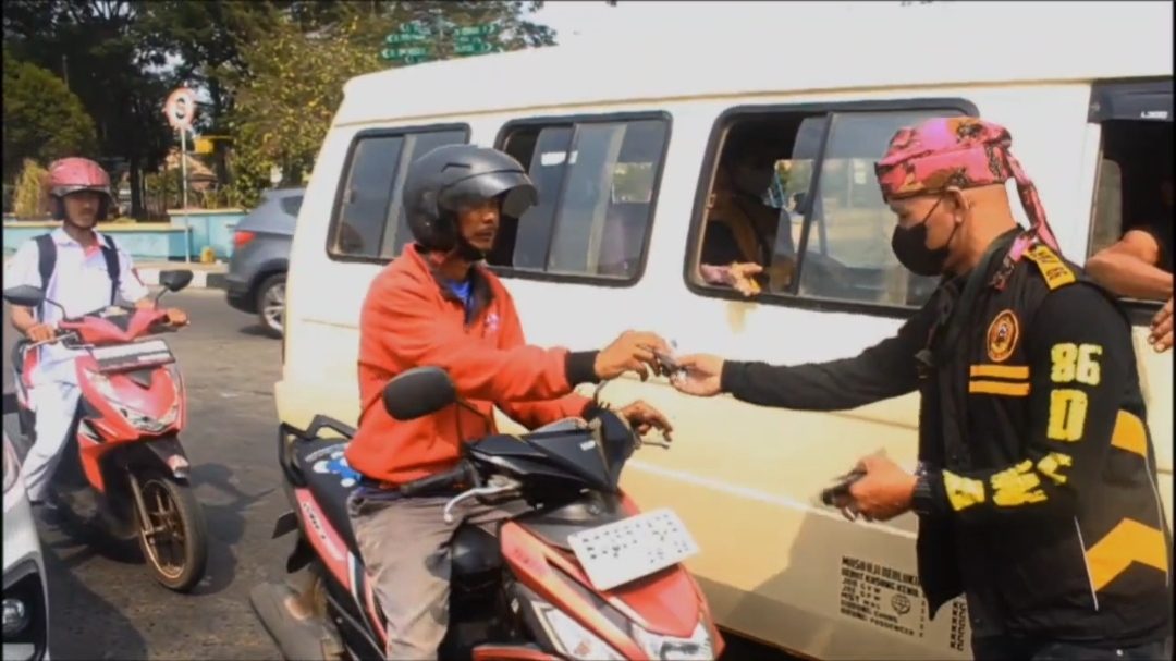 Bersama Lawan Kabut Asap, Paguyuban Dewa 86 Bagikan Ribuan Masker di Palembang