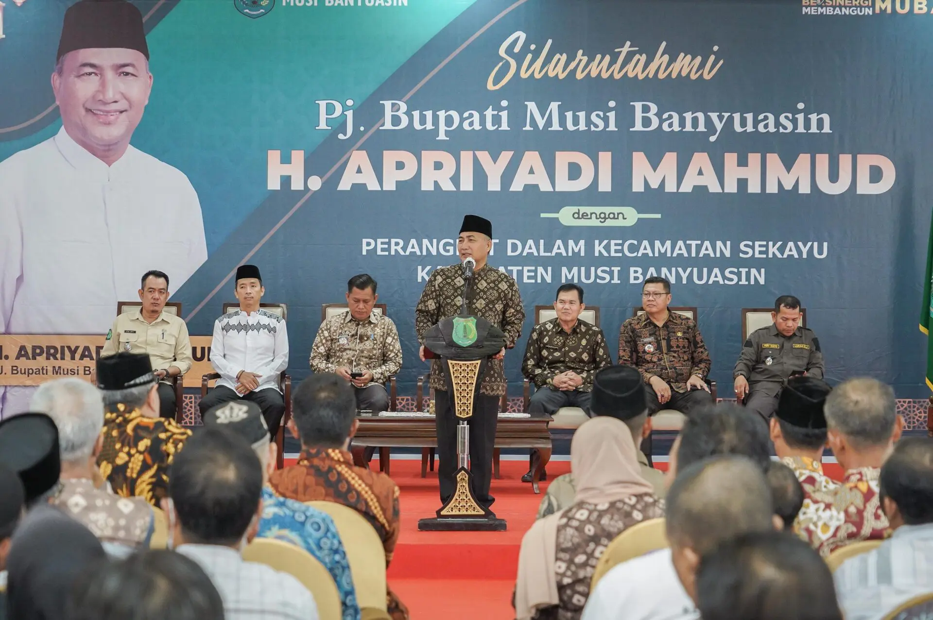 Sambut Lebaran, Pj Bupati Apriyadi Beri Bingkisan untuk RT RW dan Kadus di Sekayu