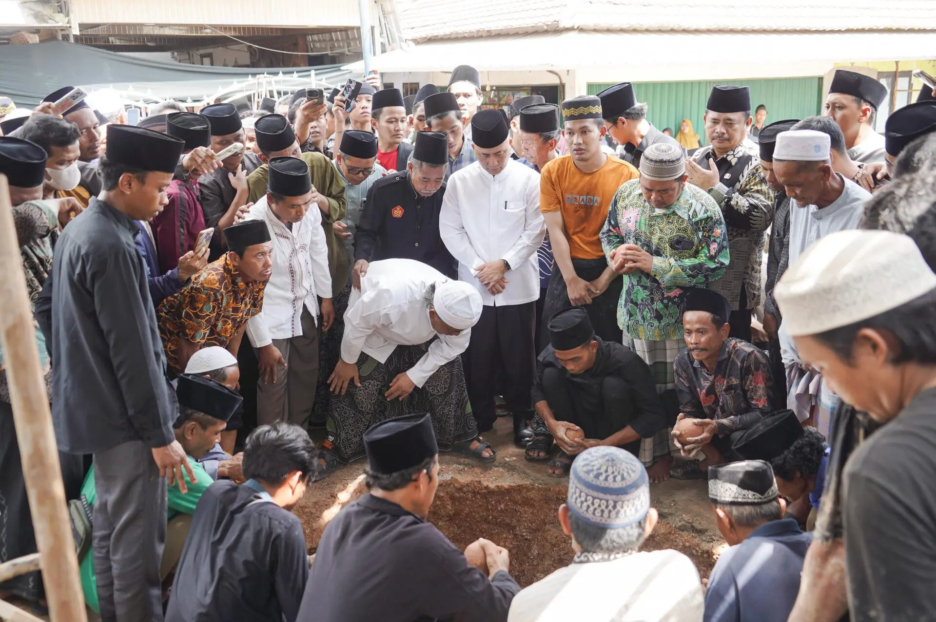 Ketua FORPESS Muba Tutup Usia, Sekda Apriyadi Salat dan Antar Jenazah ke Pemakaman