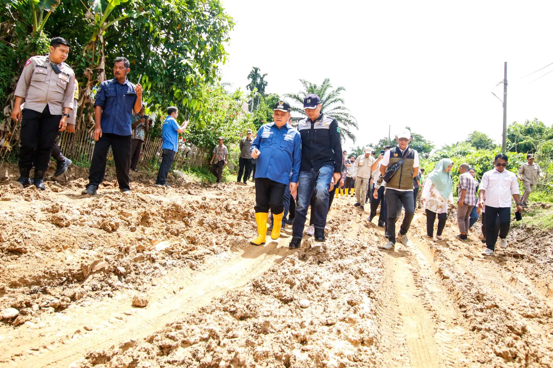 Perdana, Pj Bupati Sandi Fahlepi Tinjau Jalan Rusak di Jirak Jaya