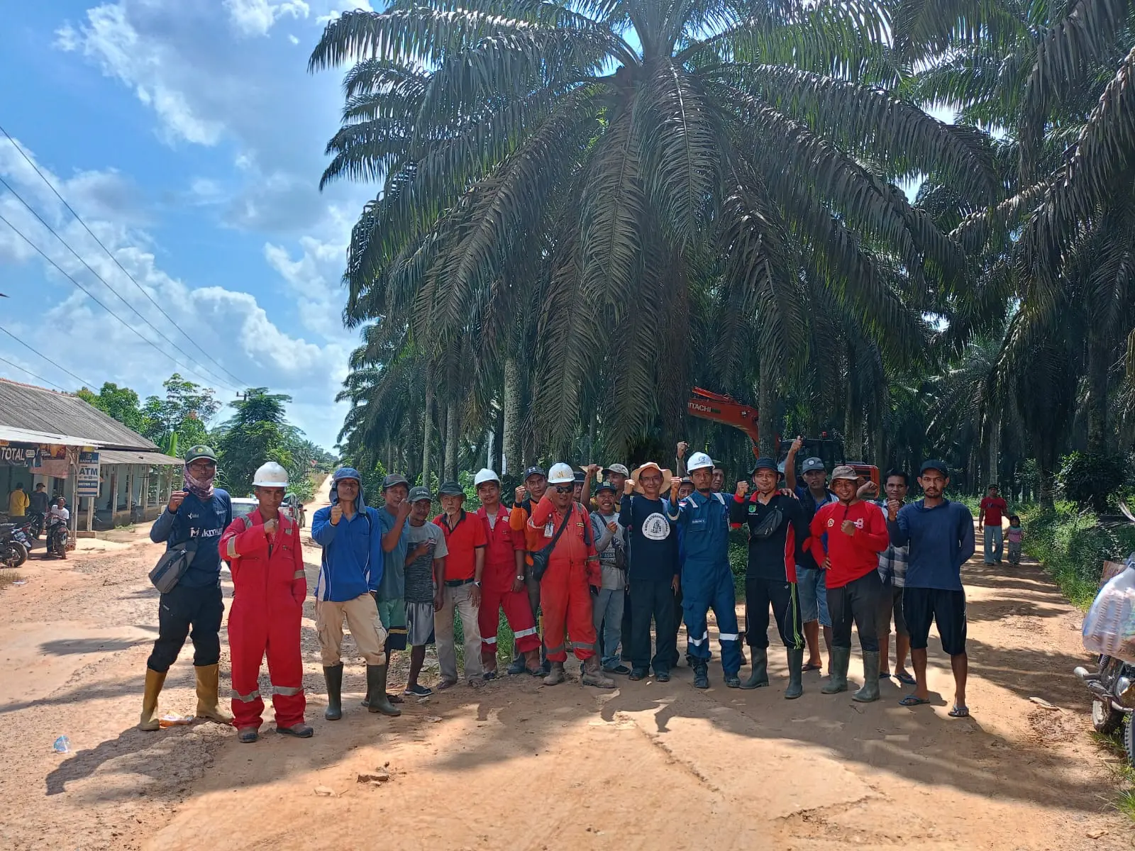 Masyarakat bersama PT. Medco Gotong Royong di Jalur Jaringan PLN di Lokasi MOF Nusa Serasan